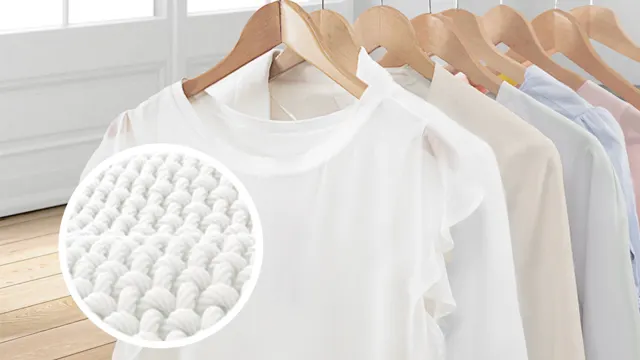 Sobre la imagen de camisas y blusas colgadas en perchas , infografía que muestra el detalle ampliado de las fibras