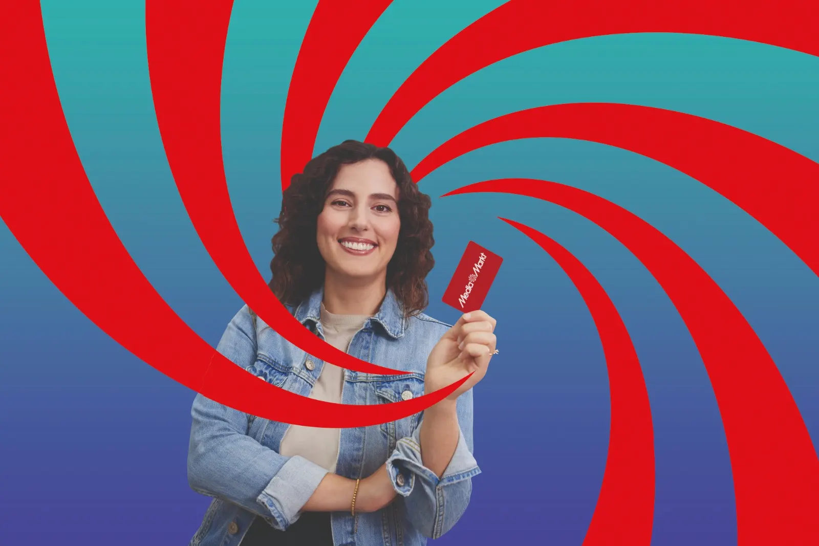 Una persona sonriente sostiene una tarjeta roja de MediaMarkt frente a un fondo azul con remolinos rojos.
