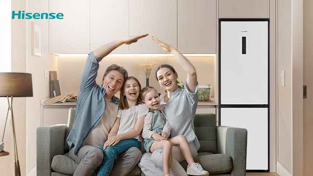 Foto de una familia en una cocina con un frigorífico hisense de fondo.
