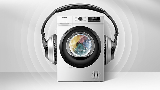 Una secadora con unos auriculares colocados simulando una cabeza. 