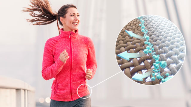 Mujer corriendo con ropa deportiva rosa y un zoom sobre el tejido limpio, representando la higiene total con Smart Spray y Clean Shield.
