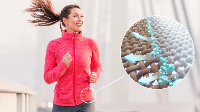Mujer corriendo con ropa deportiva rosa y un zoom sobre el tejido limpio, representando la higiene total con Smart Spray y Clean Shield.