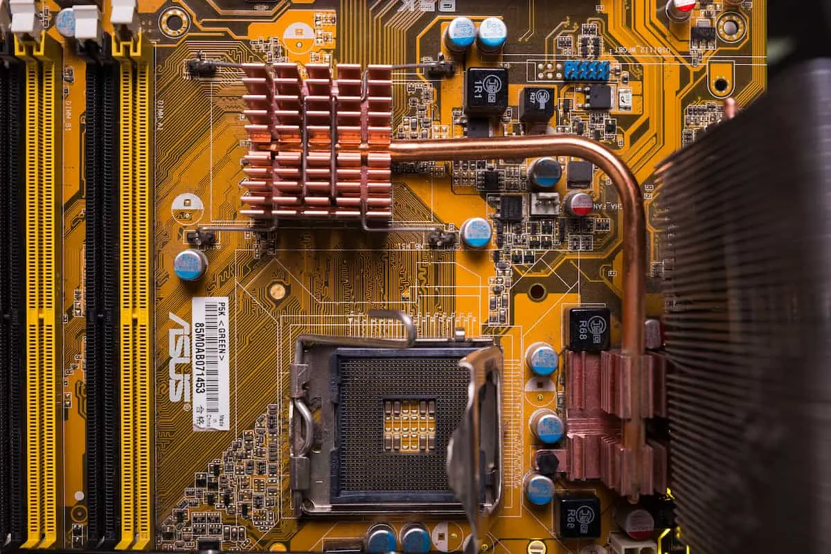 Placa base de ordenador con socket de CPU y circuitería.