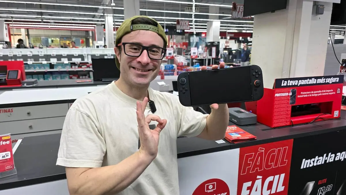 Ray Bacon mostrando una Nintendo Switch 2 con protector mate instalado y gesto de aprobación.