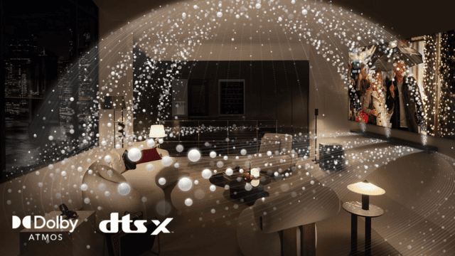 Salón con sofás, mesas y lámparas. Ventana con vista urbana nocturna. Logotipos Dolby Atmos y DTS:X en la parte inferior.