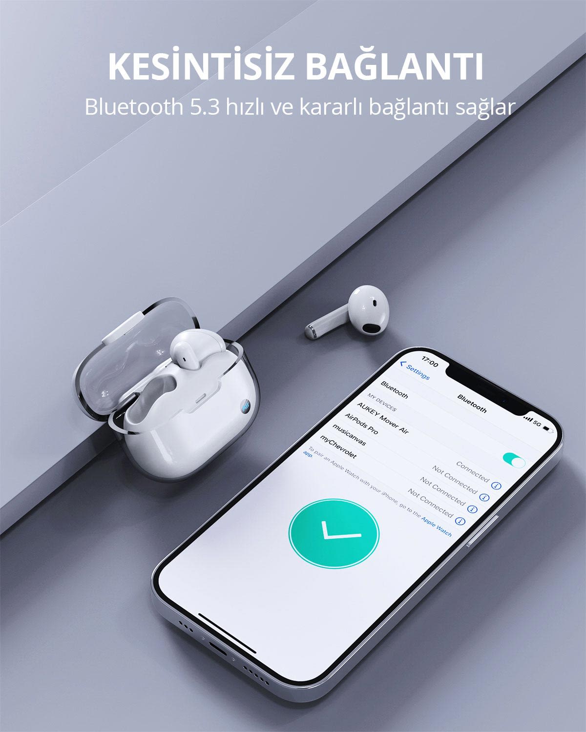 Beyaz kulaklıklar, şarj kutusu ve Bluetooth ekranı olan bir akıllı telefon açık gri bir yüzeyde duruyor.