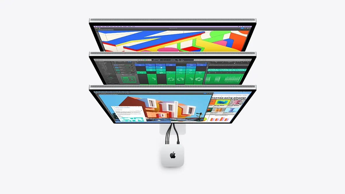 Mac mini M6 ve M5 Pro birden fazla monitöre bağlı şekilde