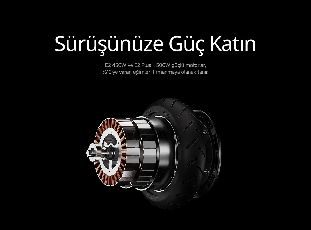 Siyah zemin üzerinde, bir elektrikli scooter motoru ve lastiği kesiti gösteriliyor. Motorun iç detayları bakır ve gümüş renklerde.