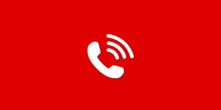 Kırmızı arka plan üzerinde beyaz bir telefon ikonu, konuşma dalgalarını temsil eden üç yay çizgiyle birlikte.