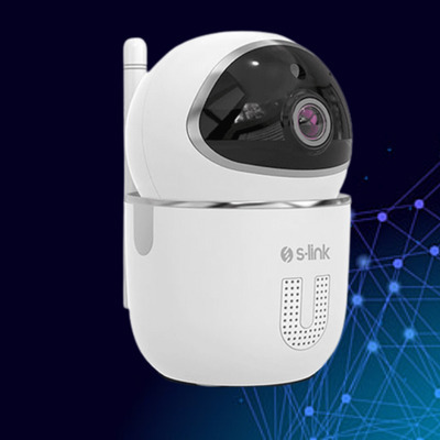 Beyaz bir güvenlik kamerası, koyu mavi bir arka plan üzerinde, bir anten ve siyah bir lensi olan yuvarlak bir üst kısma sahip.