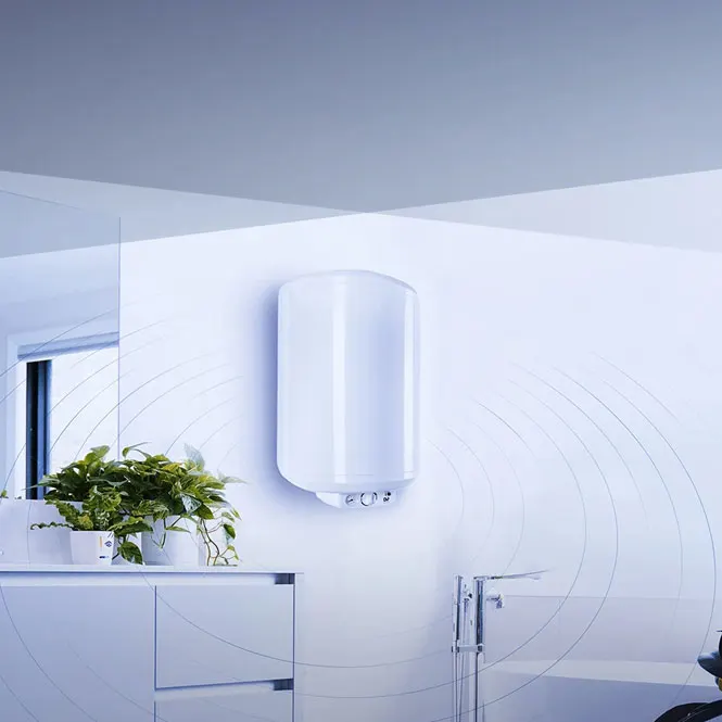 Beyaz dolap üzerinde bitki, duvarda beyaz su ısıtıcısı, oda aydınlık ve modern görünüyor.