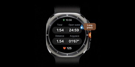 Siyah arka planda, toplam 1:54, mesafe 1.54 ve ortalama hız 01'67" gösteren akıllı saat yakın çekimi. Kalp hızı 125 BPM'dir.