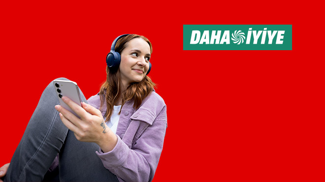 Kırmızı arka planda kulaklıklı, telefon tutan bir kadın. Köşede "DAHA İYİYE" yazısı.