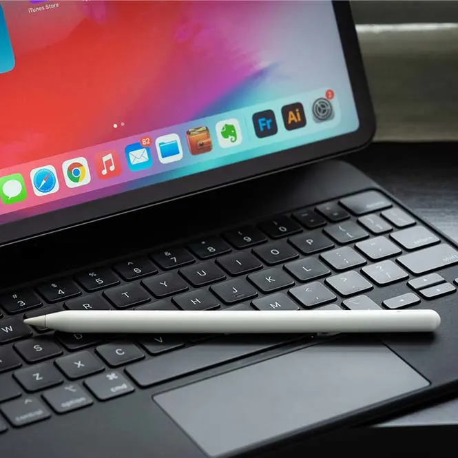iPad ve klavye üzerine yerleştirilmiş Apple Pencil aksesuarlarıyla birlikte gösteriliyor.