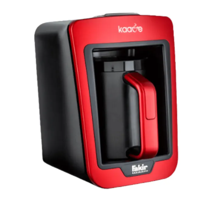 Kırmızı detaylı, siyah bir Türk kahvesi makinesi. Cihazın üzerinde "kaave" ve "Fakir" yazıları bulunuyor.