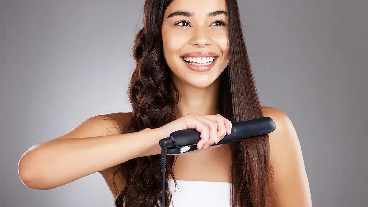 Kalın, gür ve kıvırcık saçlar için saç düzleştirici seçimi