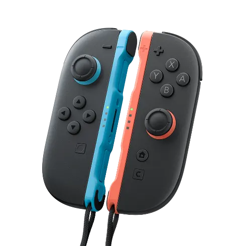 Mavi ve turuncu detaylı, iki adet siyah Nintendo Joy-Con oyun kolu beyaz bir zemin üzerinde.