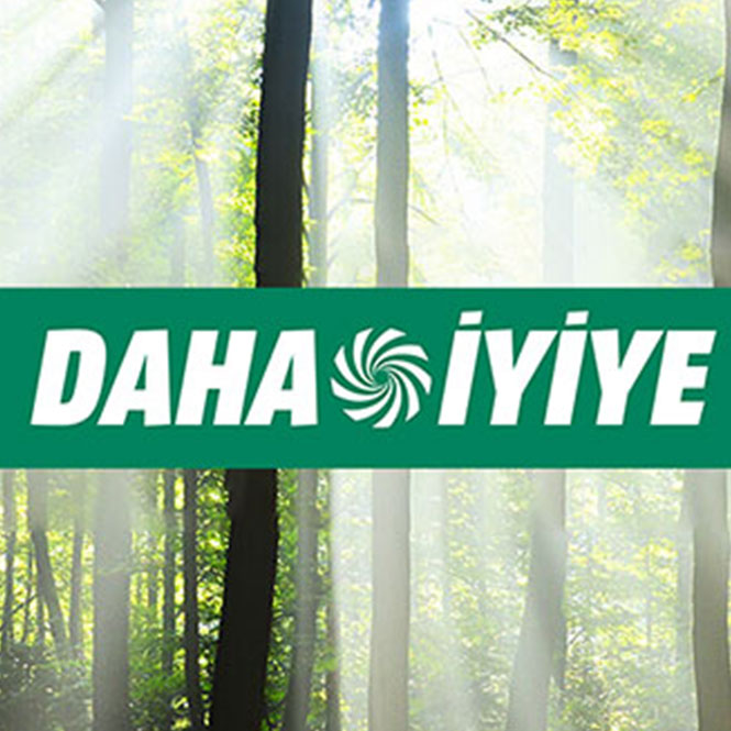 Yeşil bir orman fonunda, beyaz harflerle "DAHA İYİYE" yazılı yeşil bir afiş yer almaktadır.