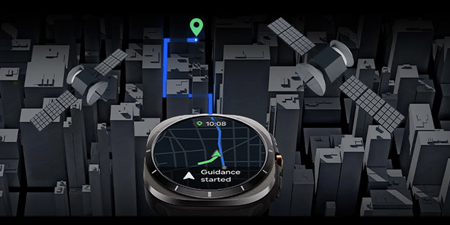 Akıllı saat ekranında navigasyon haritası, şehir silüeti ve uydular görülüyor. Mavi rota, yeşil işaretçi ile hedefi gösteriyor.