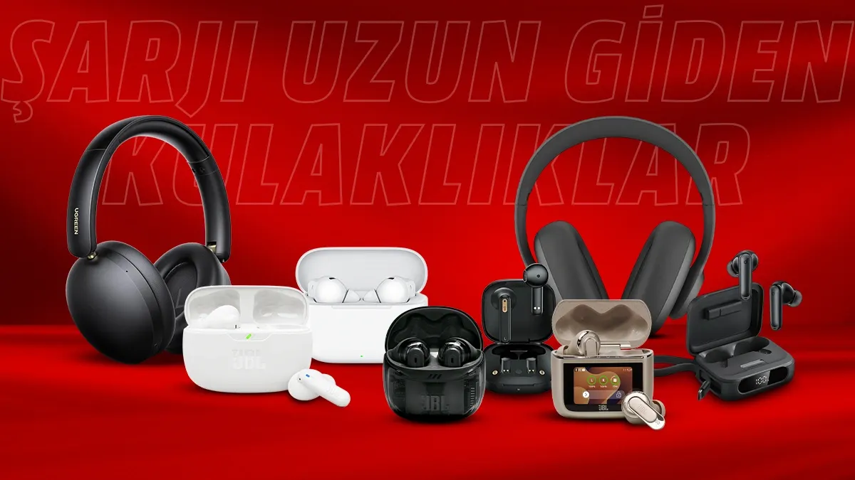 Kırmızı arka planda şarjı uzun giden Bluetooth kulaklıklar yazısı ve JBL Pro Tour 3, Huawei Freebuds SE4 gibi uzun pil ömrüne sahip Bluetooth kulaklık modelleri