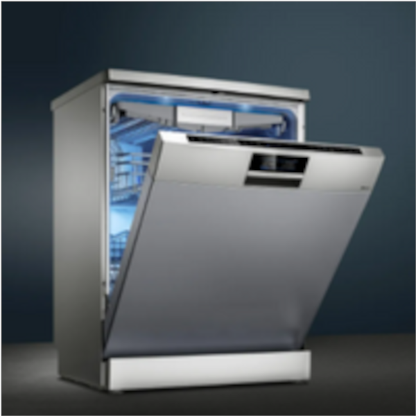 Gümüş renkli bulaşık makinesinin kapağı açık, içinde mavi ışık ve raflar görünüyor. Arka plan koyu renkli.