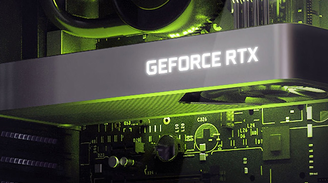 Yakın çekimde, yeşil ışıklarla aydınlatılmış, "GEFORCE RTX" yazılı bir ekran kartı görülüyor.