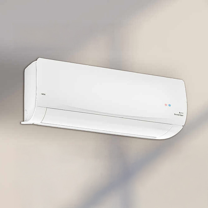 Gümüş renkli bulaşık makinesi, kapalı, siyah kontrol paneli sağ üst köşede, beyaz zemin üzerinde.