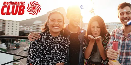 Dört kişi çatıda kutlama yapıyor. Gülümsüyorlar, konfeti patlatıyorlar. Arka planda şehir manzarası ve MediaMarkt Club logosu var.