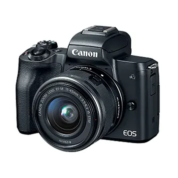 Siyah Canon EOS fotoğraf makinesi, mercek ve flaş yuvası detayları ile beyaz zemin üzerinde duruyor.