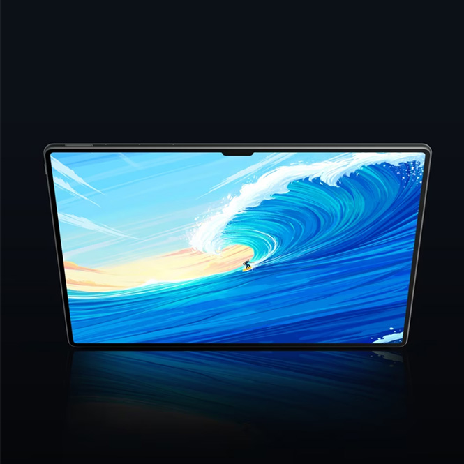 Siyah zemin üzerinde duran bir tablet ekranında sörfçülü okyanus dalgası resmi gösterilmektedir.