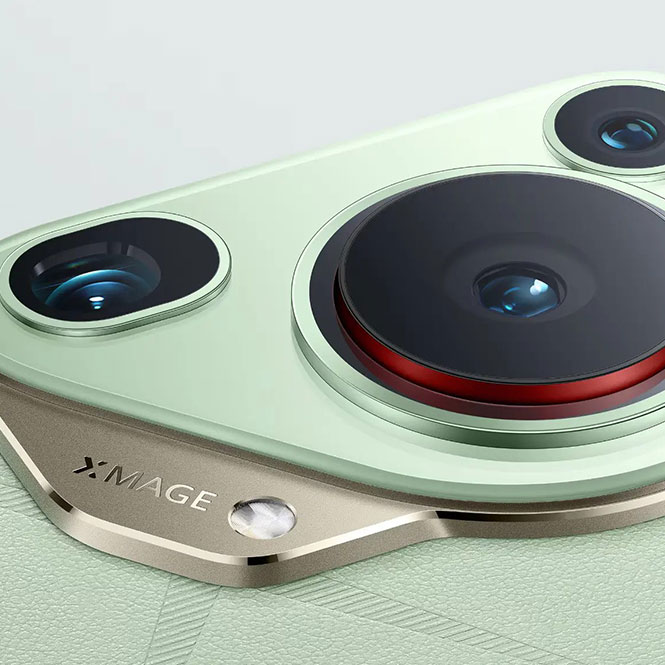 Açık yeşil renkli, çoklu lensli bir akıllı telefonun kamera bölümünün yakın çekimi. "XMAGE" yazısı görülebilir.