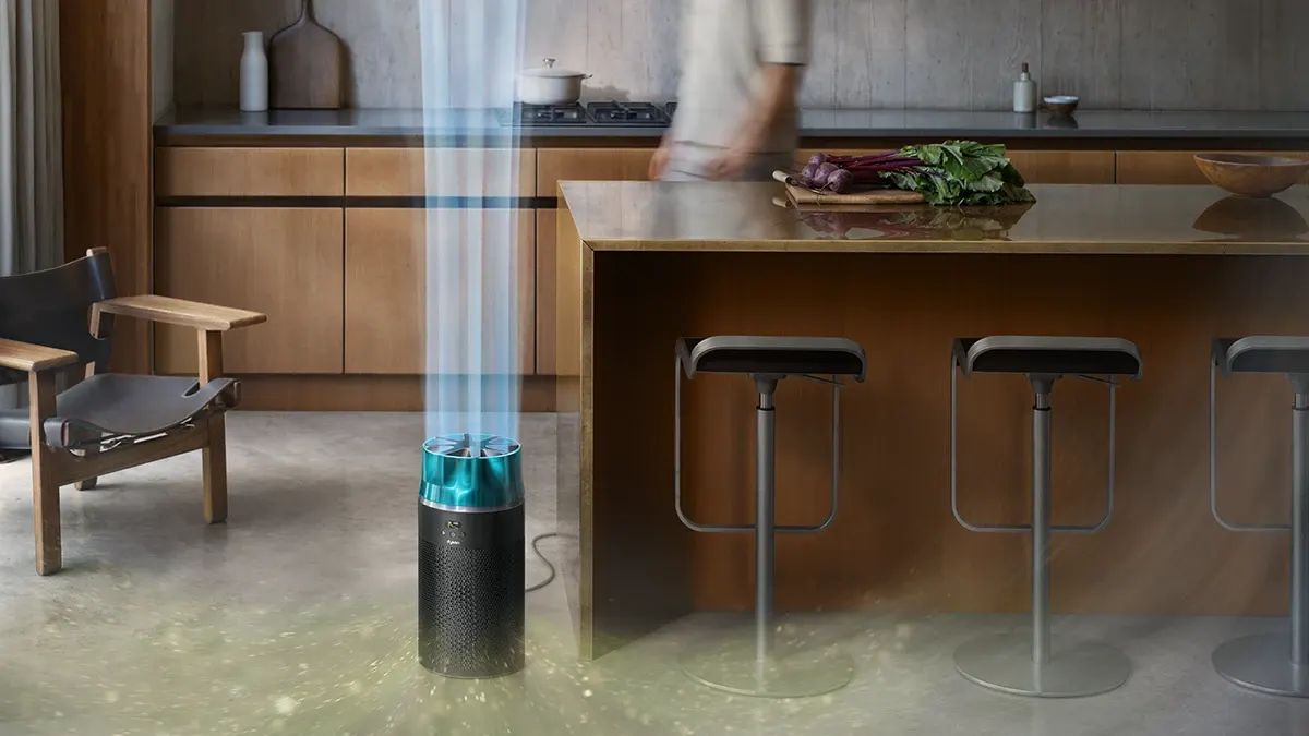 Dyson HushJet hava temizleyici çalışıyor ve mutfaktaki kirli havayı temizliyor