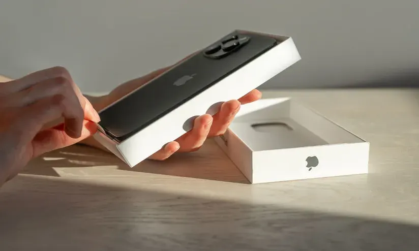 iPhone telefon kutusundan çıkıyor