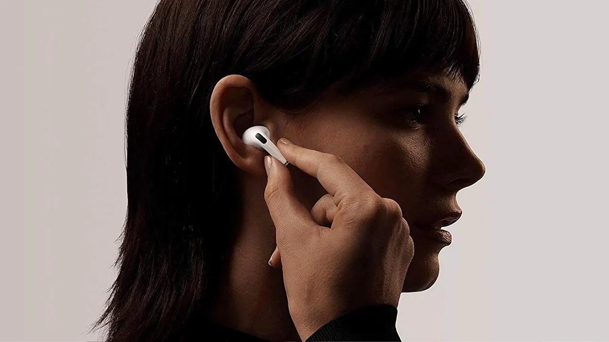 Apple AirPods Pro 3 kulaklık takan bir kadın