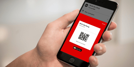 Eldeki telefonda kırmızı ekranda karekod var. Uygulama arayüzü okunuyor. Arka plan bulanık.