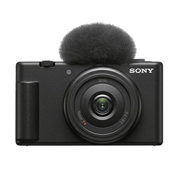 Siyah Sony fotoğraf makinesi, mikrofonlu, odaklanmış lens, beyaz arka plan üzerinde yatay konumda.