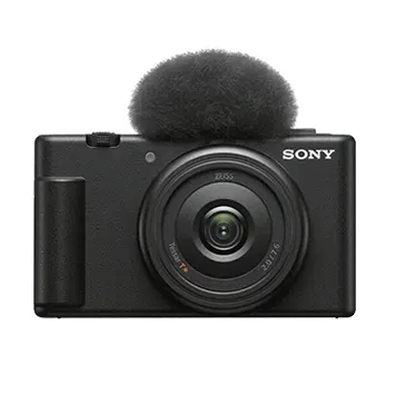 Siyah Sony fotoğraf makinesi, mikrofonlu, odaklanmış lens, beyaz arka plan üzerinde yatay konumda.