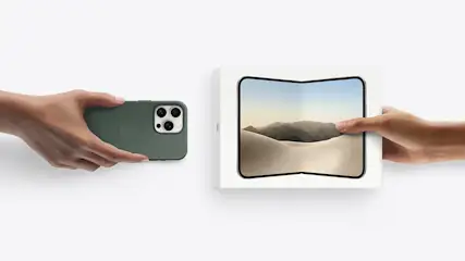 iPhone Duo vs iPhone 18 Pro Max. Solda iPhone 18 Pro Max, sağda ise kutusuyla birlikte iPhone Duo
