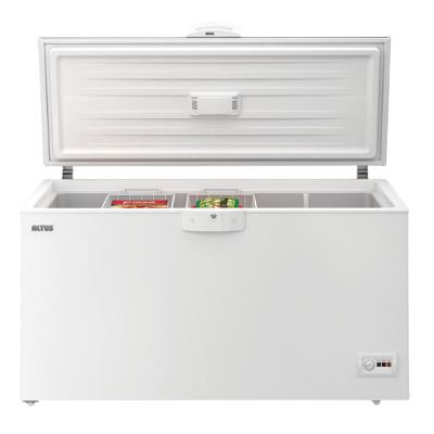 Beyaz, sandık tipi derin dondurucu, kapağı açık, içinde yiyecekler var.