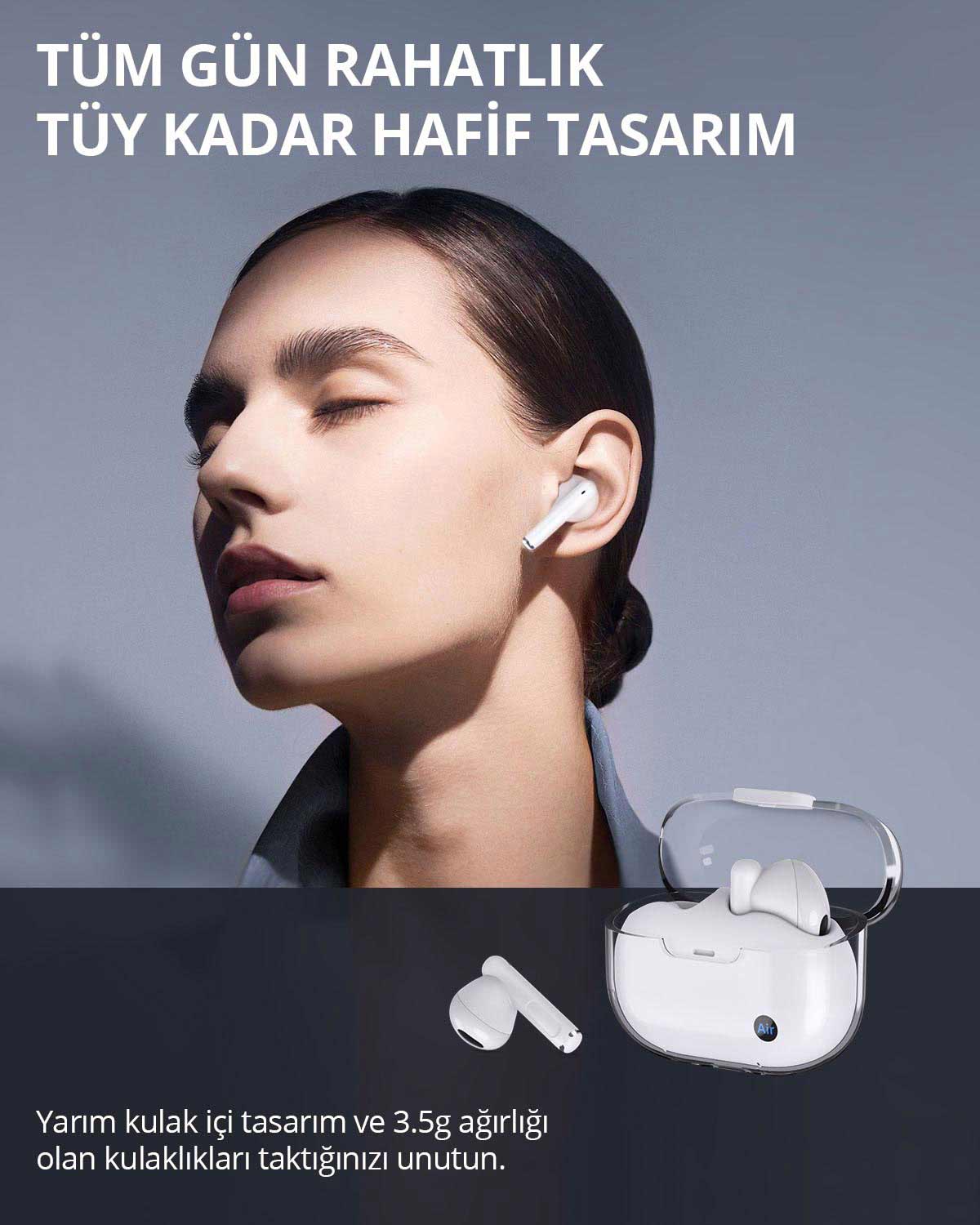 Kulaklık takan bir kadın, yanında şarj kutusu ve bir kulaklık daha bulunan, hafif tasarımlı, beyaz renkli kulaklıklar.