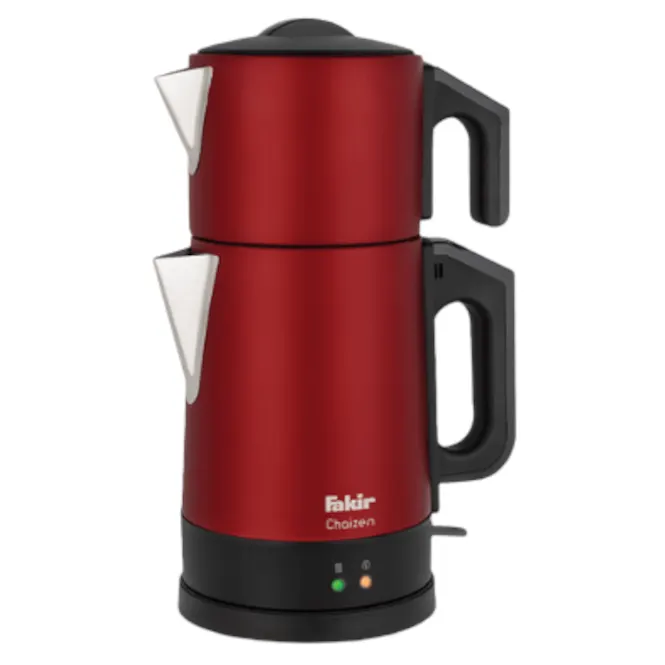 Kırmızı Fakir çay makinesi, beyaz arka plan üzerinde. Üstte demlik, altta su ısıtıcısı var.