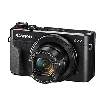 Siyah Canon G7X fotoğraf makinesi, mercek ve düğmeleri net gösteriyor. Beyaz arka plan üzerinde duruyor.