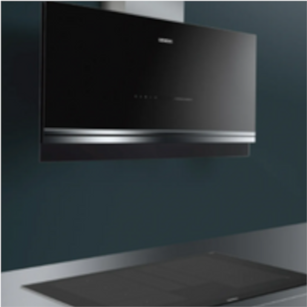 Siyah davlumbaz ve ocak, modern mutfak tasarımını yansıtıyor. Duvar koyu renkli ve tezgah gri tonlarında.