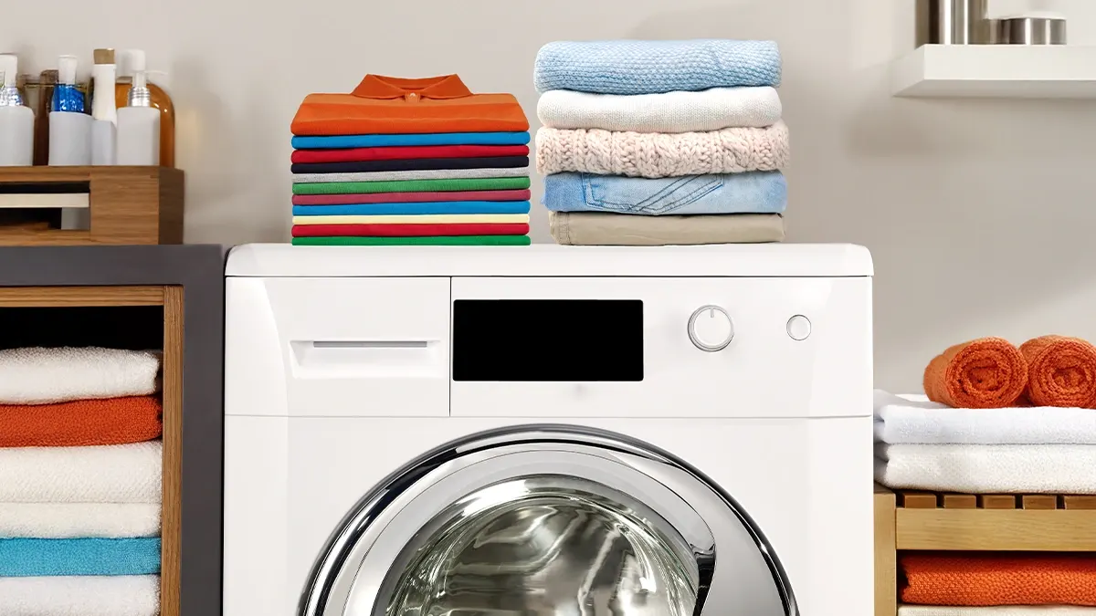 Farklı kumaş tipleri çamaşır makinesinin üzerinde