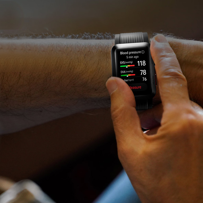 Bir kol üzerinde, kan basıncını gösteren siyah bir akıllı saat var. Ekranda 118/78 değerleri okunuyor.