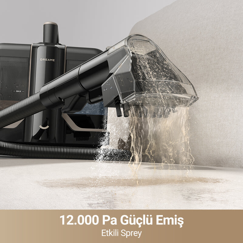 Siyah bir halı temizleme makinesi, yüzeye su püskürtüyor. Makine, "DREAME" markasını taşıyor. Arka plan beyazdır.