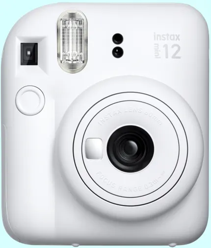 Beyaz bir Instax Mini 12 kamera, flaş, lens ve düğmelerle açık mavi bir arka plan üzerinde duruyor.