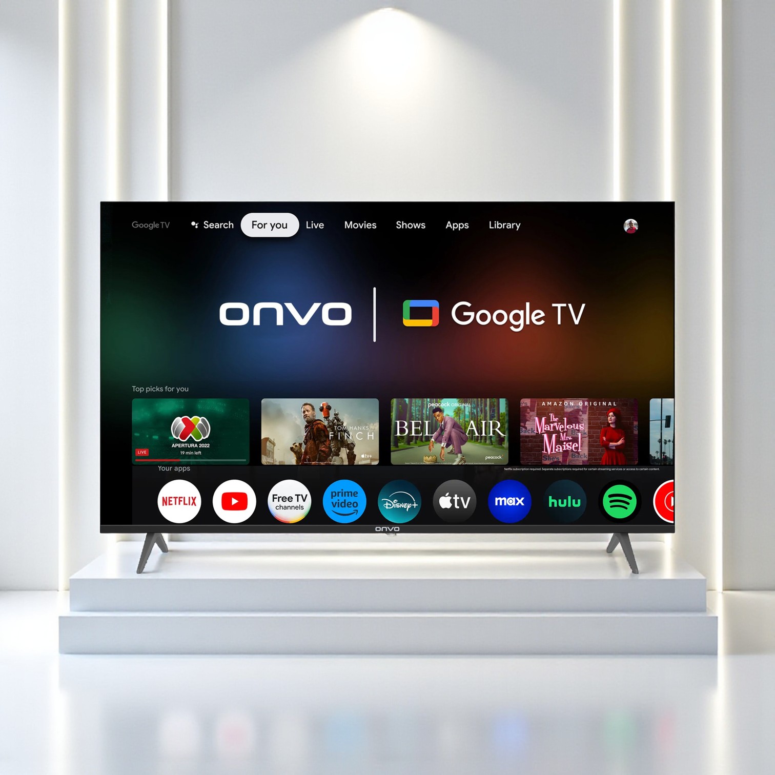 Oturma odası görüntüsü: Ahşap dolap üzerinde düz ekran TV, gri duvar, radyatör ve vazo.