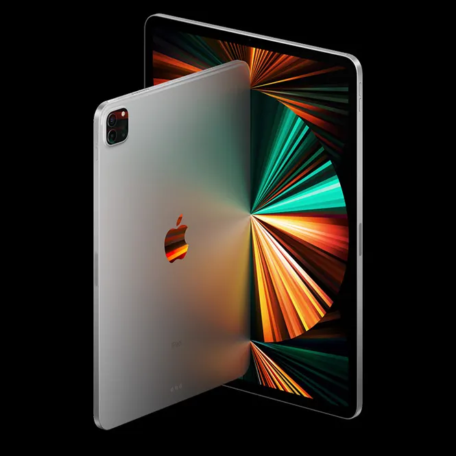 Gümüş renkli iPad'ler, biri ekranı açık, diğerinin arkası dönük, siyah fonda.